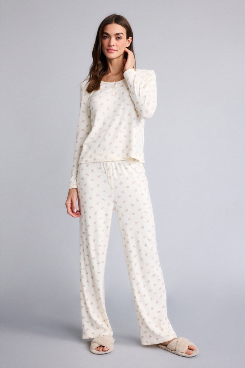 حريمي بيج فاتح طقم قصة عادية كم طويل - قطعتين