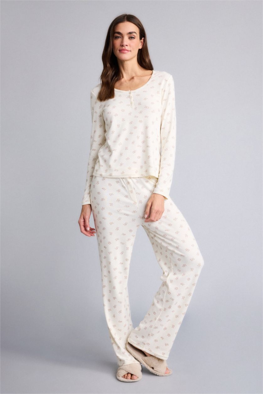 حريمي بيج فاتح طقم قصة عادية كم طويل - قطعتين