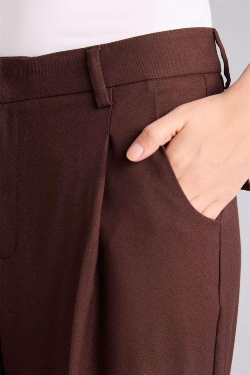 Woman Brown Carrot Fit High Waist Straight Leg Trousers