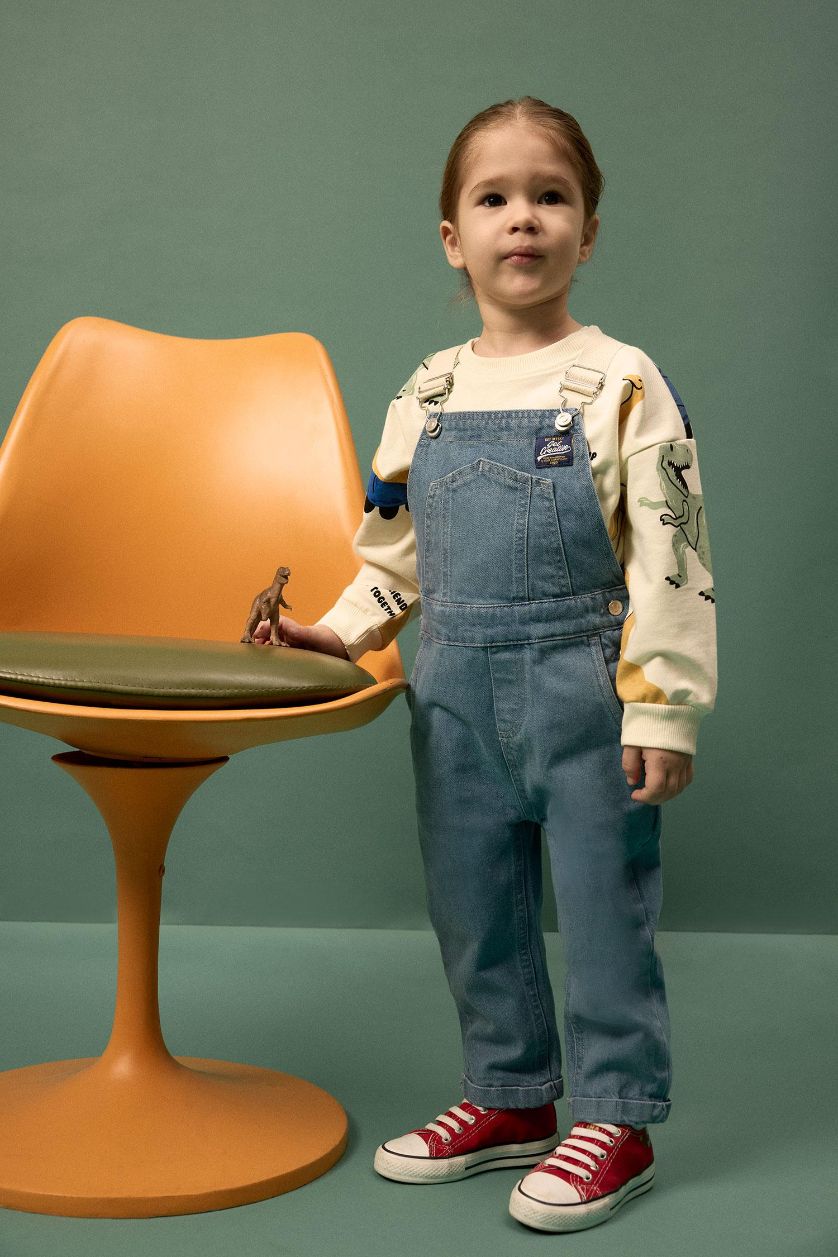 طفل صغير بيج فاتح سويت شيرت اولادي قصة عادية وطبعة ديناصور