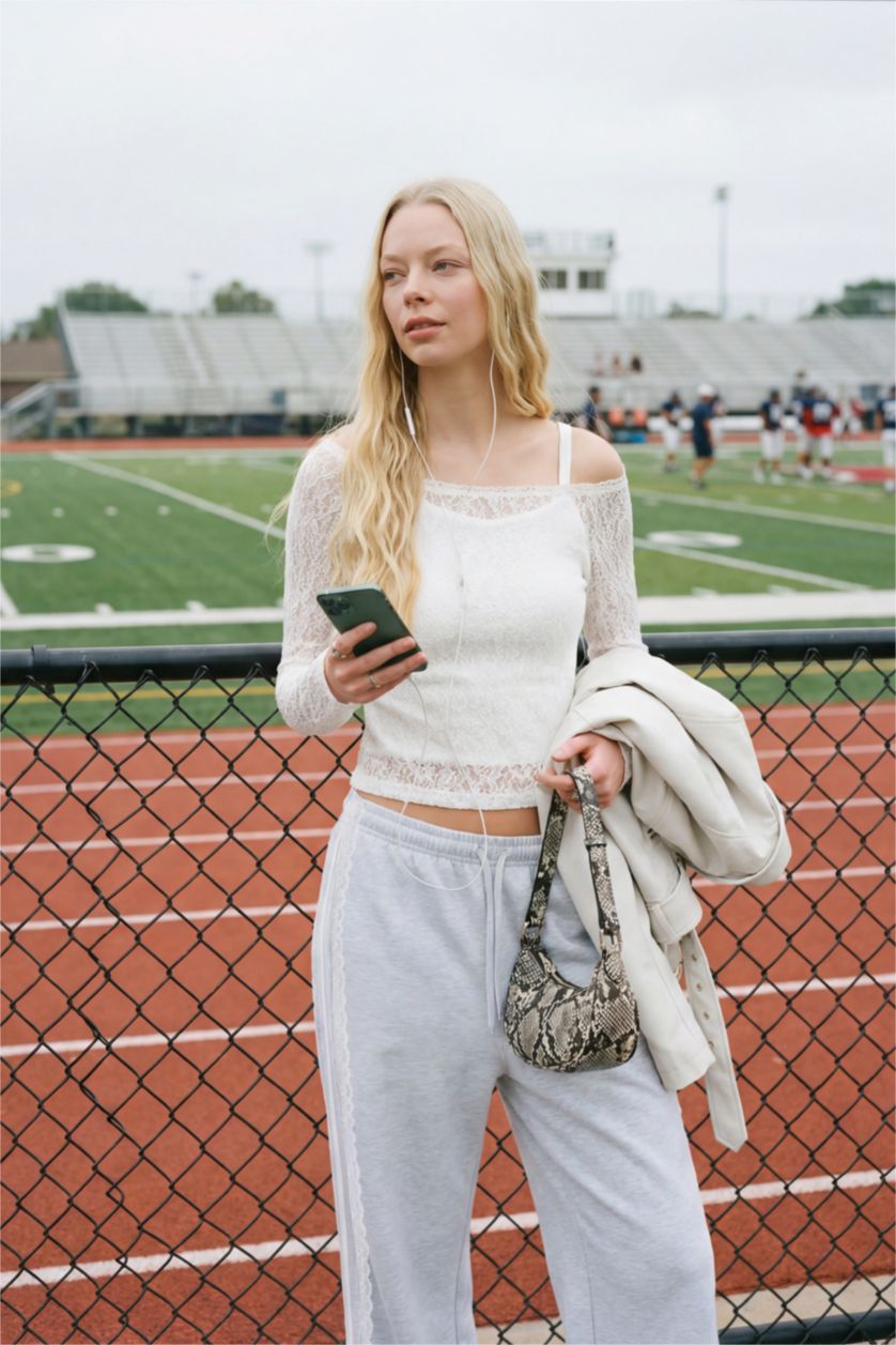 Kadın Kırık Beyaz Fıtted Omzu Açık Dantel Tişört