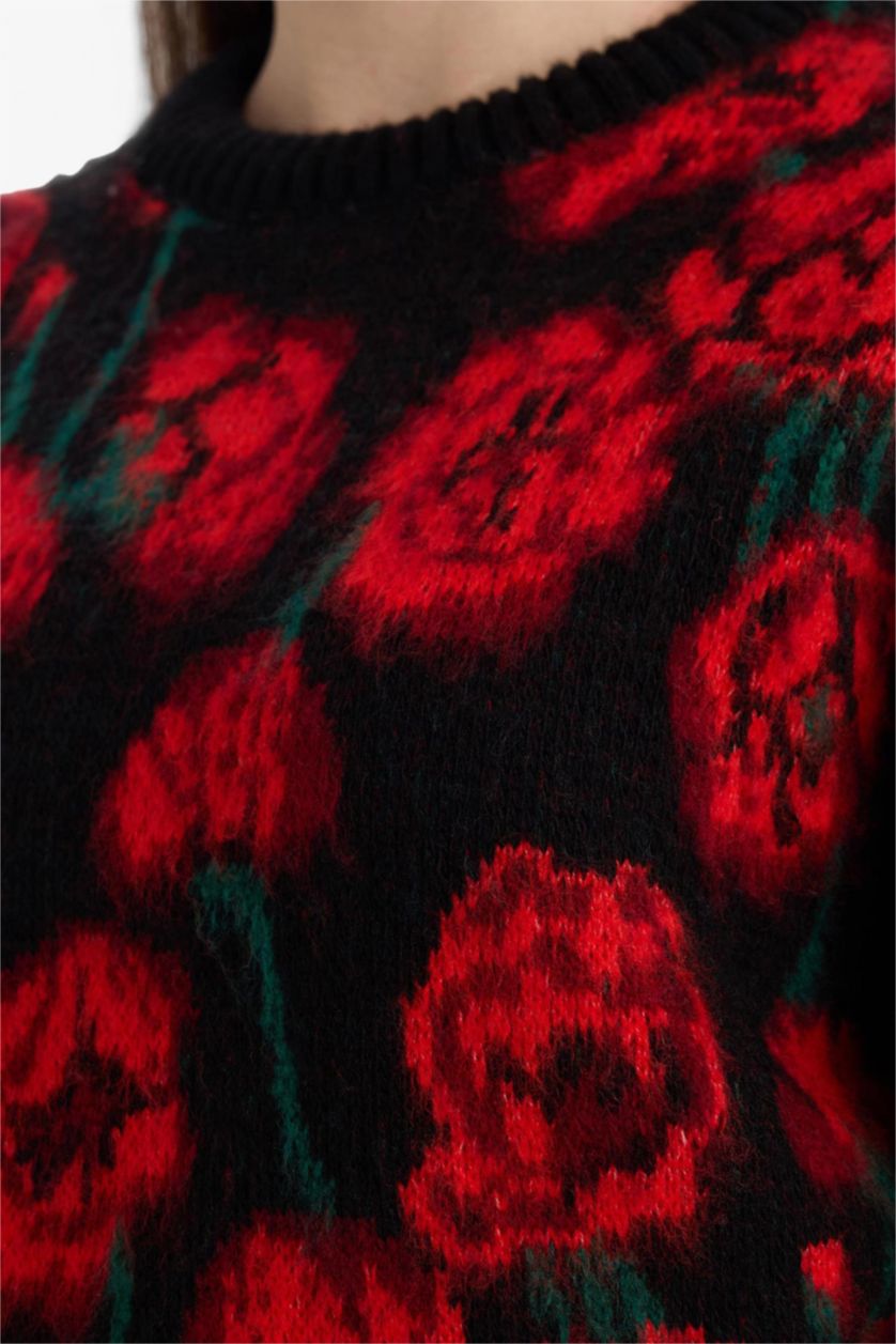 Woman Black Regular Fit Crew Neck Romantic Print Pullover