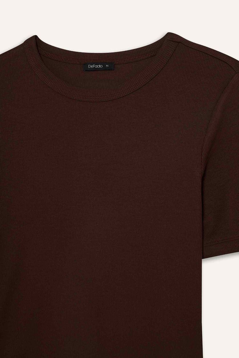 نساء بني تيشيرت نص ردن بيزك سادة سليم فيت وياخة مستديرة