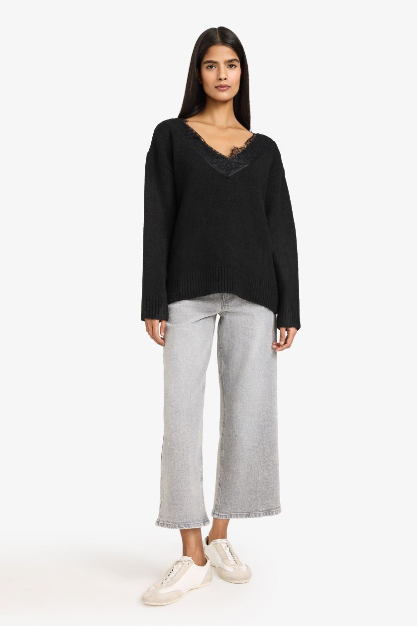 Kadın Siyah Regular Fit V Yaka Dantel Detaylı Triko Kazak