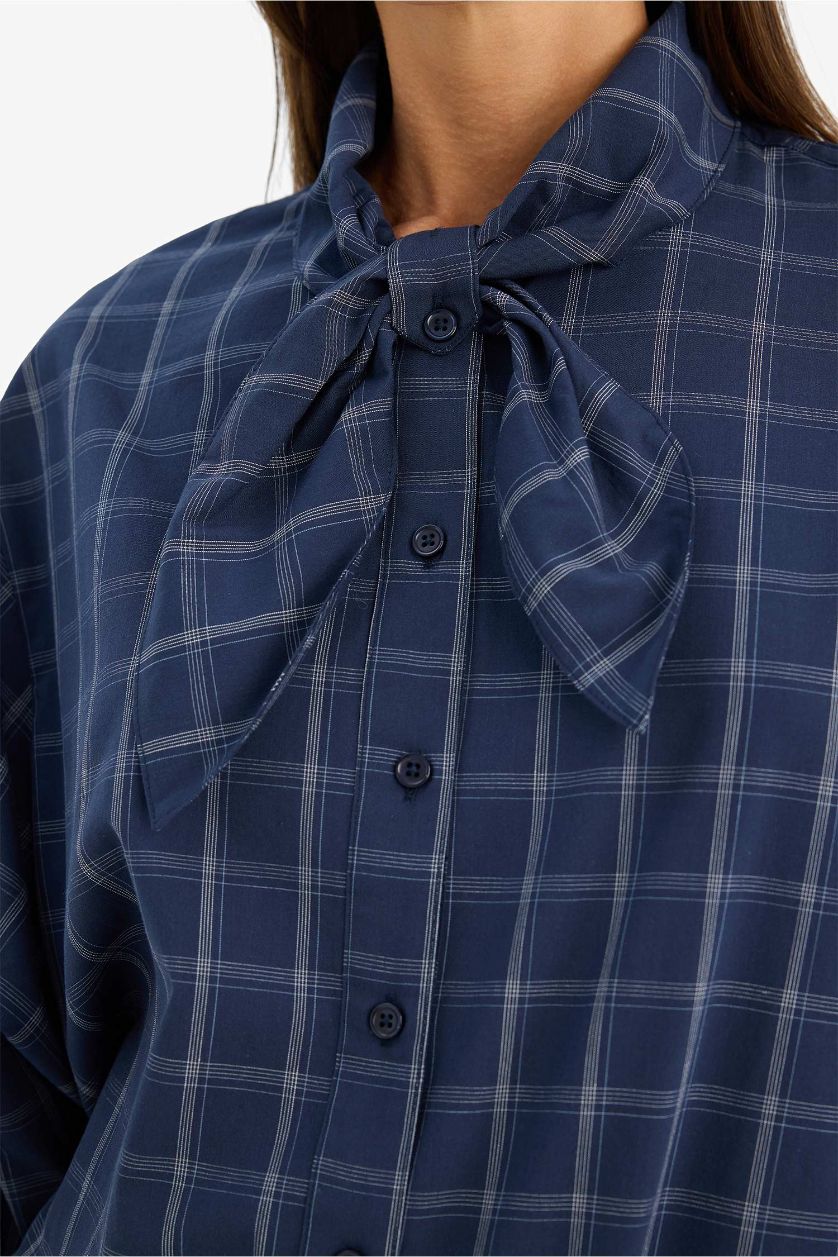 Kadın Lacivert Oversıze Fular Yaka Kareli Poplin Uzun Kollu Gömlek