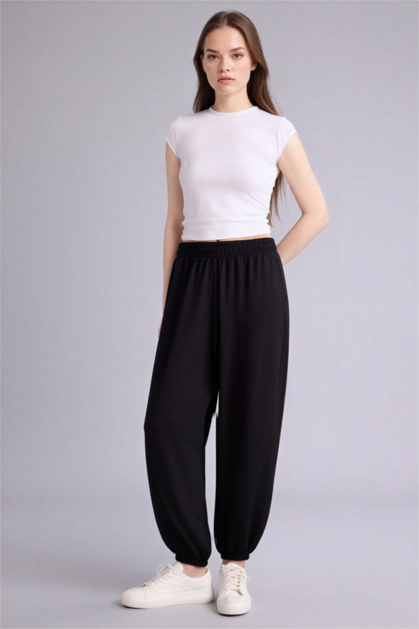 Woman Black Balloon Fit Basic Trousers