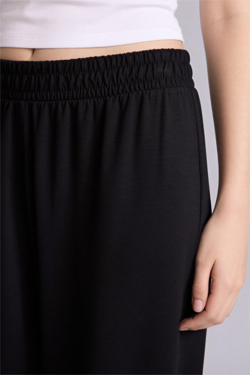 Woman Black Balloon Fit Basic Trousers