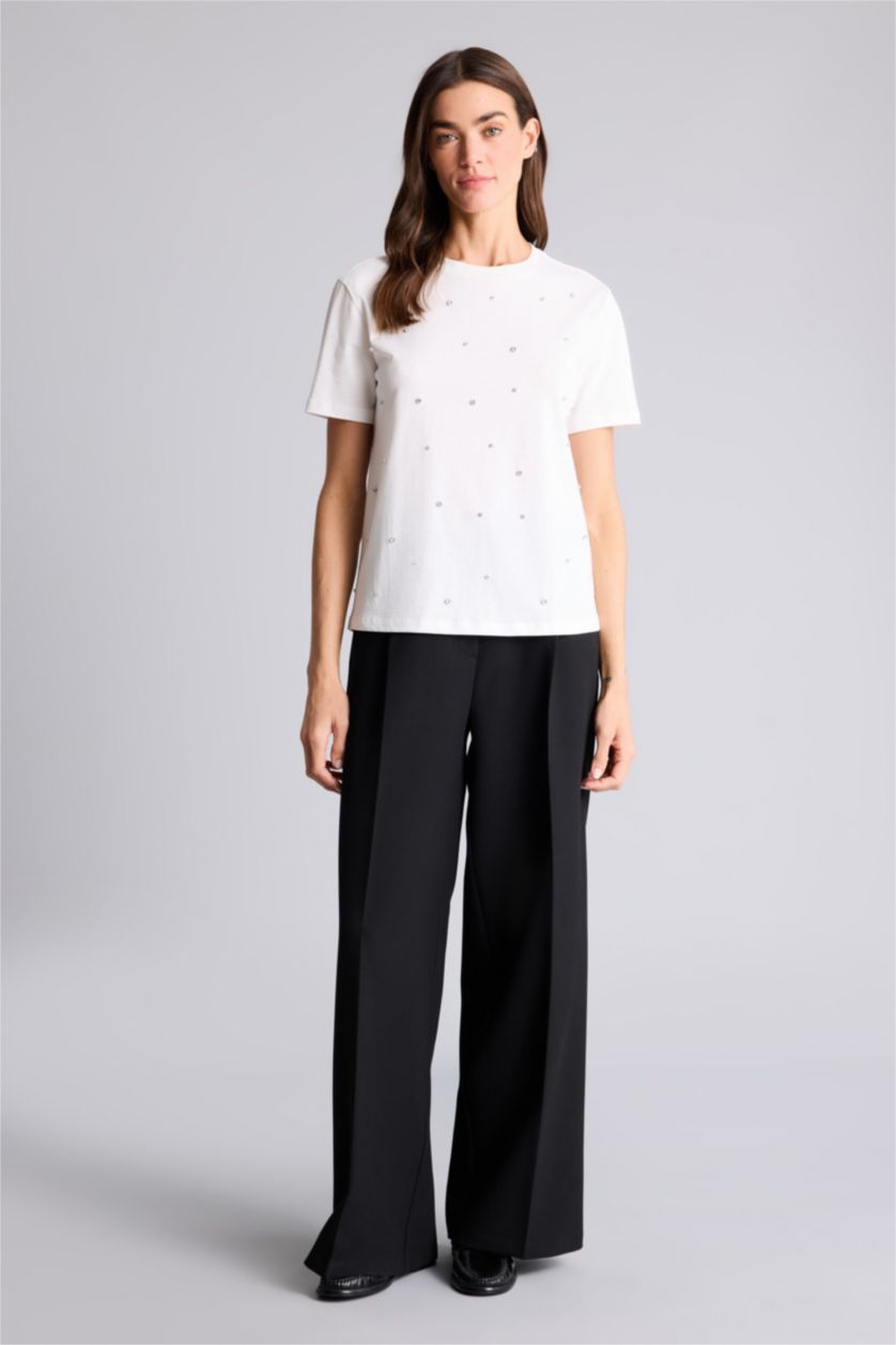 حريمي بيج فاتح تيشيرت نص كم مطرز قصة عادية وياقة مستديرة