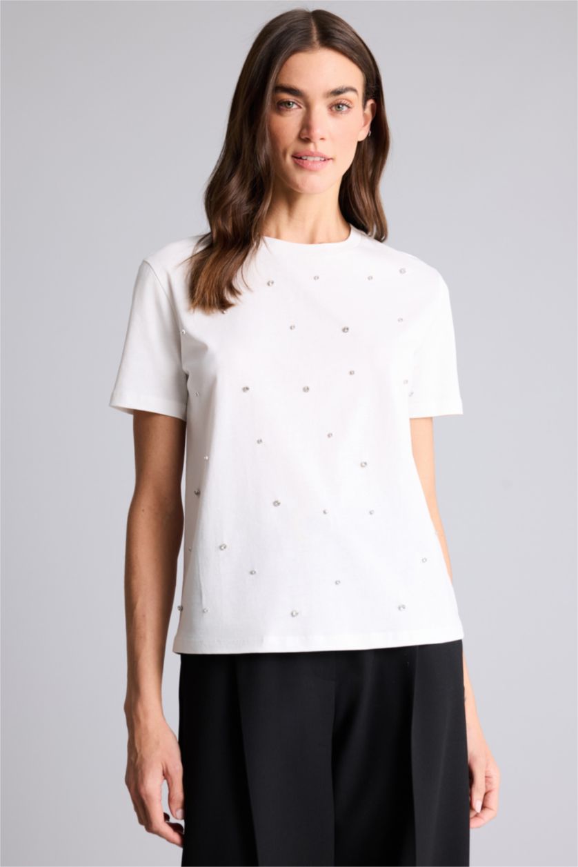 حريمي بيج فاتح تيشيرت نص كم مطرز قصة عادية وياقة مستديرة