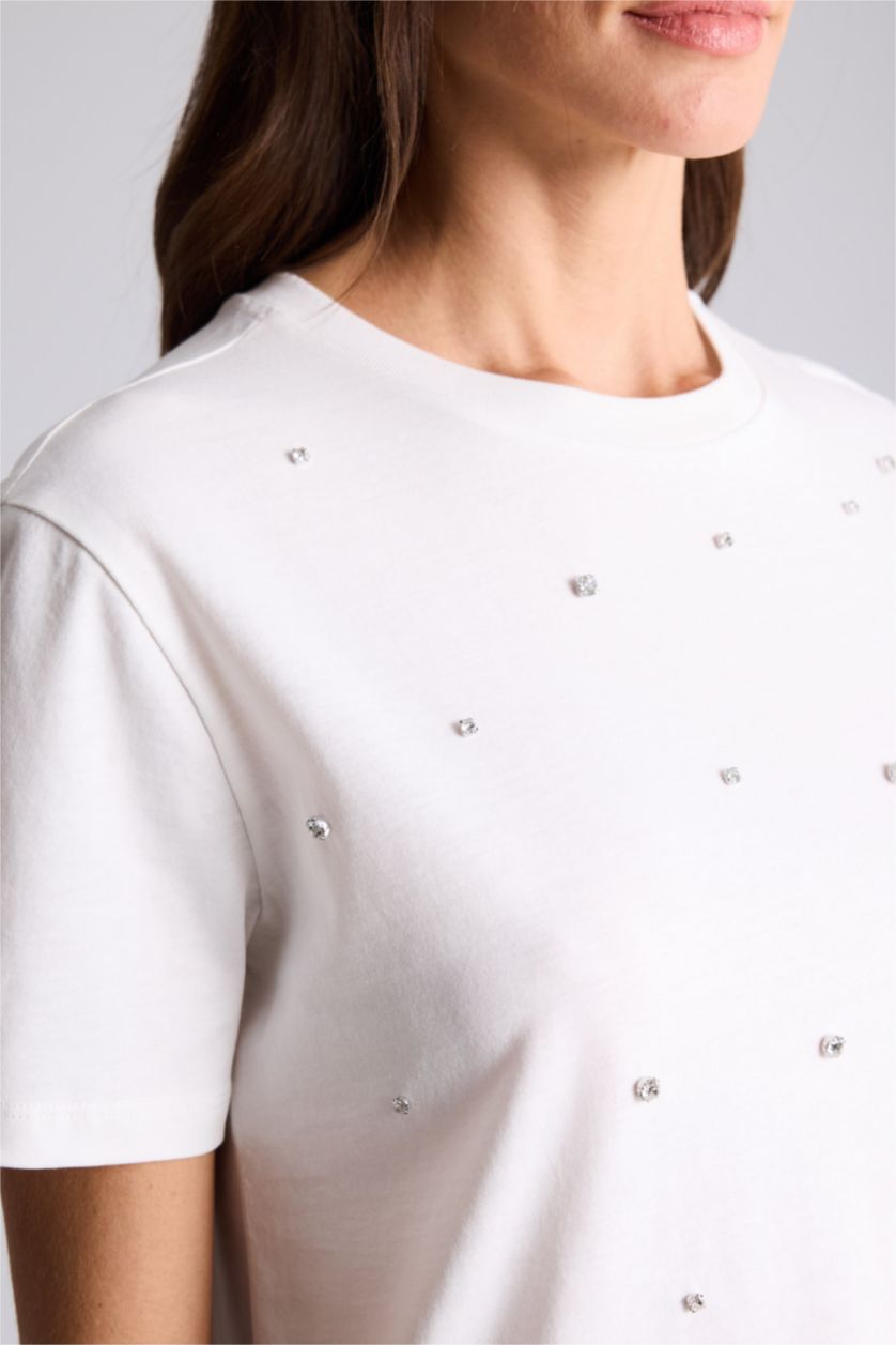 حريمي بيج فاتح تيشيرت نص كم مطرز قصة عادية وياقة مستديرة