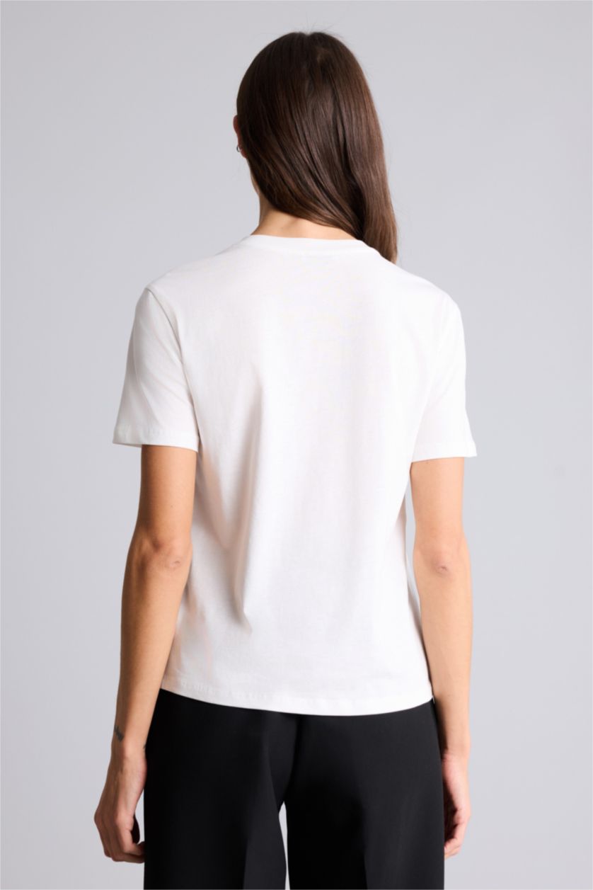 حريمي بيج فاتح تيشيرت نص كم مطرز قصة عادية وياقة مستديرة