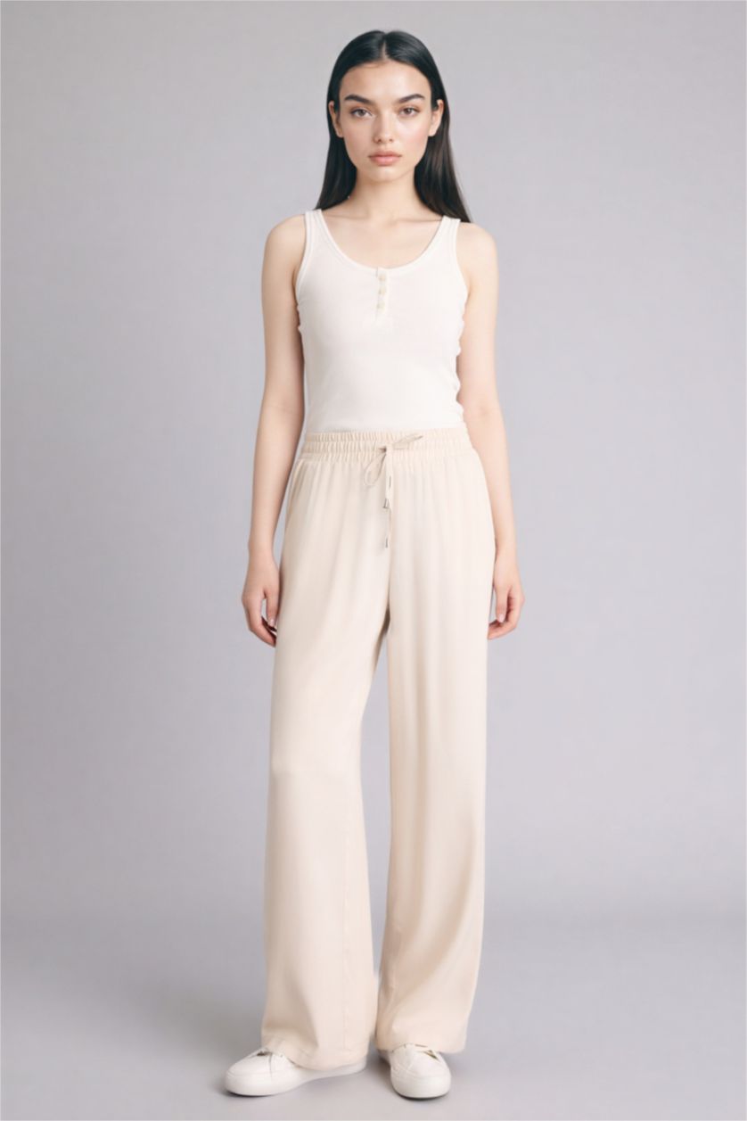 Woman White Slim Fit Camisole Tank Top