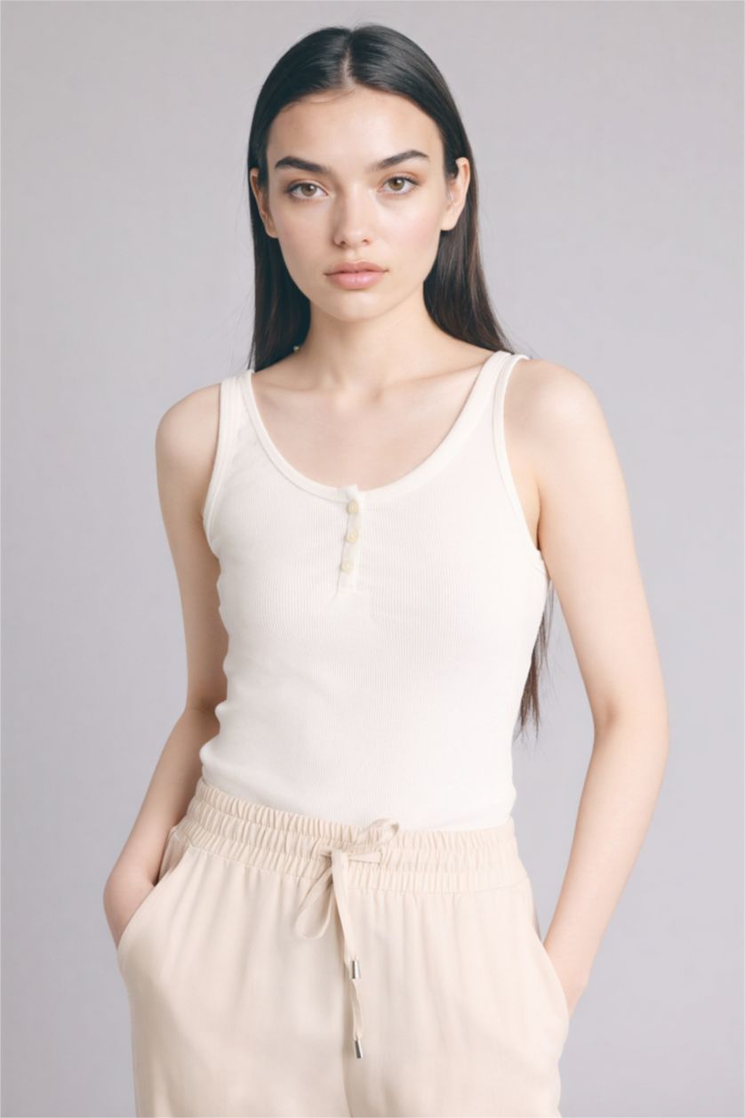 Woman White Slim Fit Camisole Tank Top