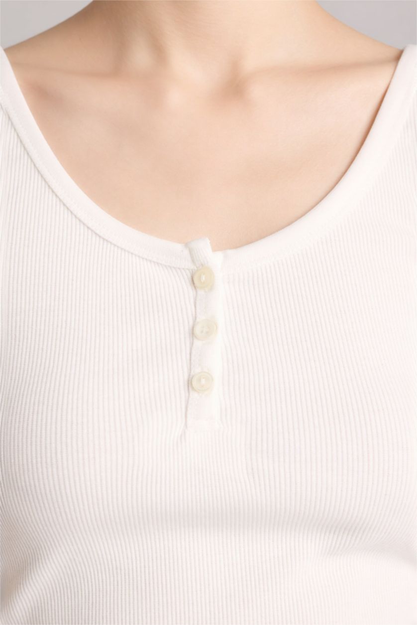 Woman White Slim Fit Camisole Tank Top