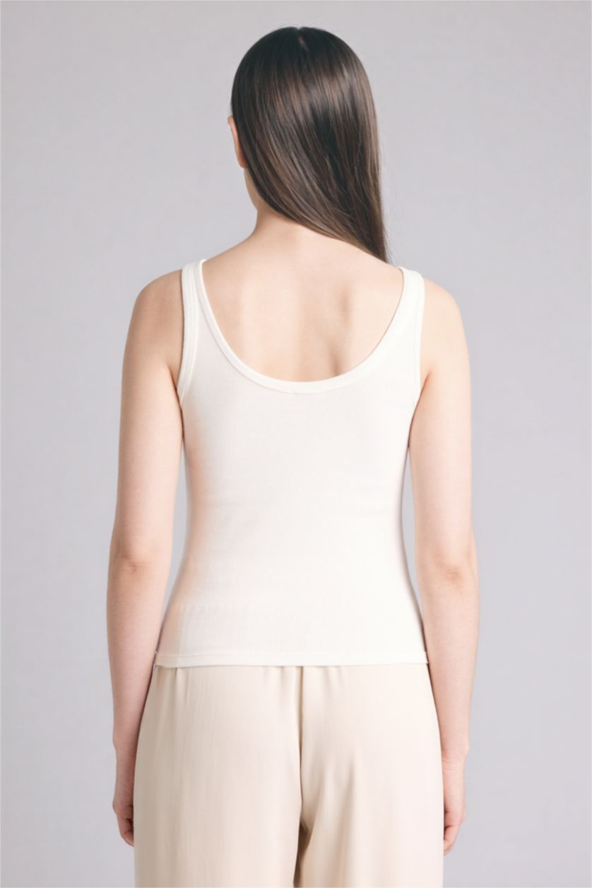 Woman White Slim Fit Camisole Tank Top