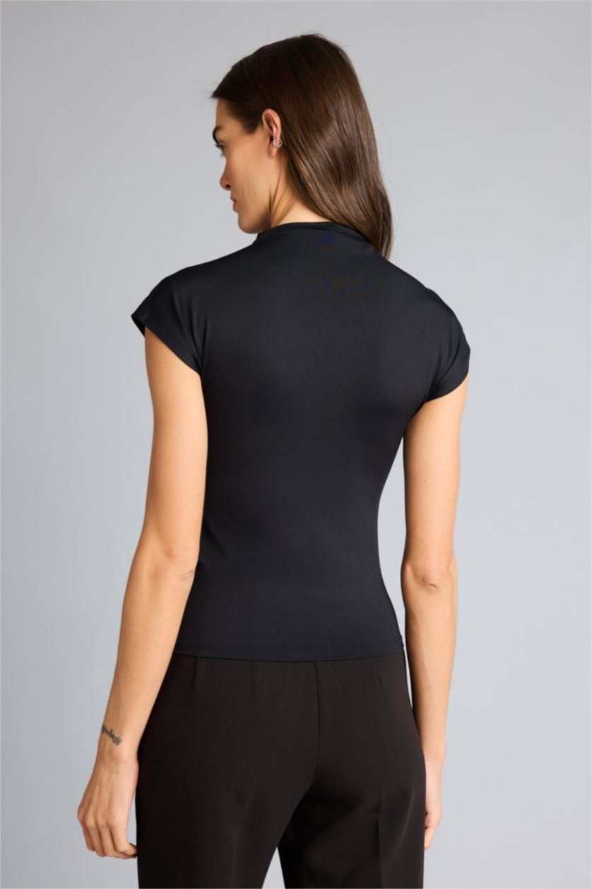 Kadın Siyah Slım Fıt Yarım Balıkçı Yaka Tişört