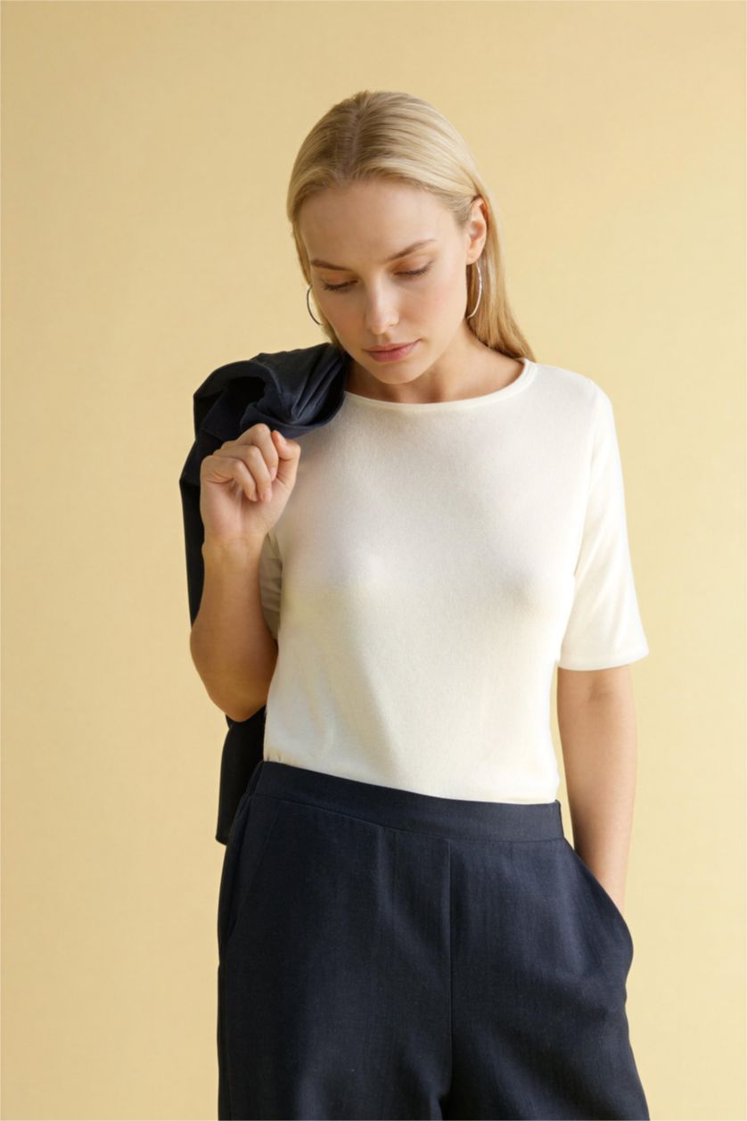 FEMME Écru T-shirt à col bateau et manches courtes Coupe régulière