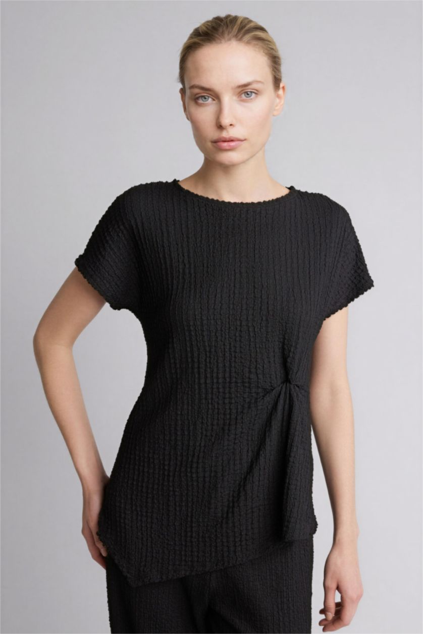 Kadın Siyah Asimetrik Bürümcük Kısa Kollu Tişört