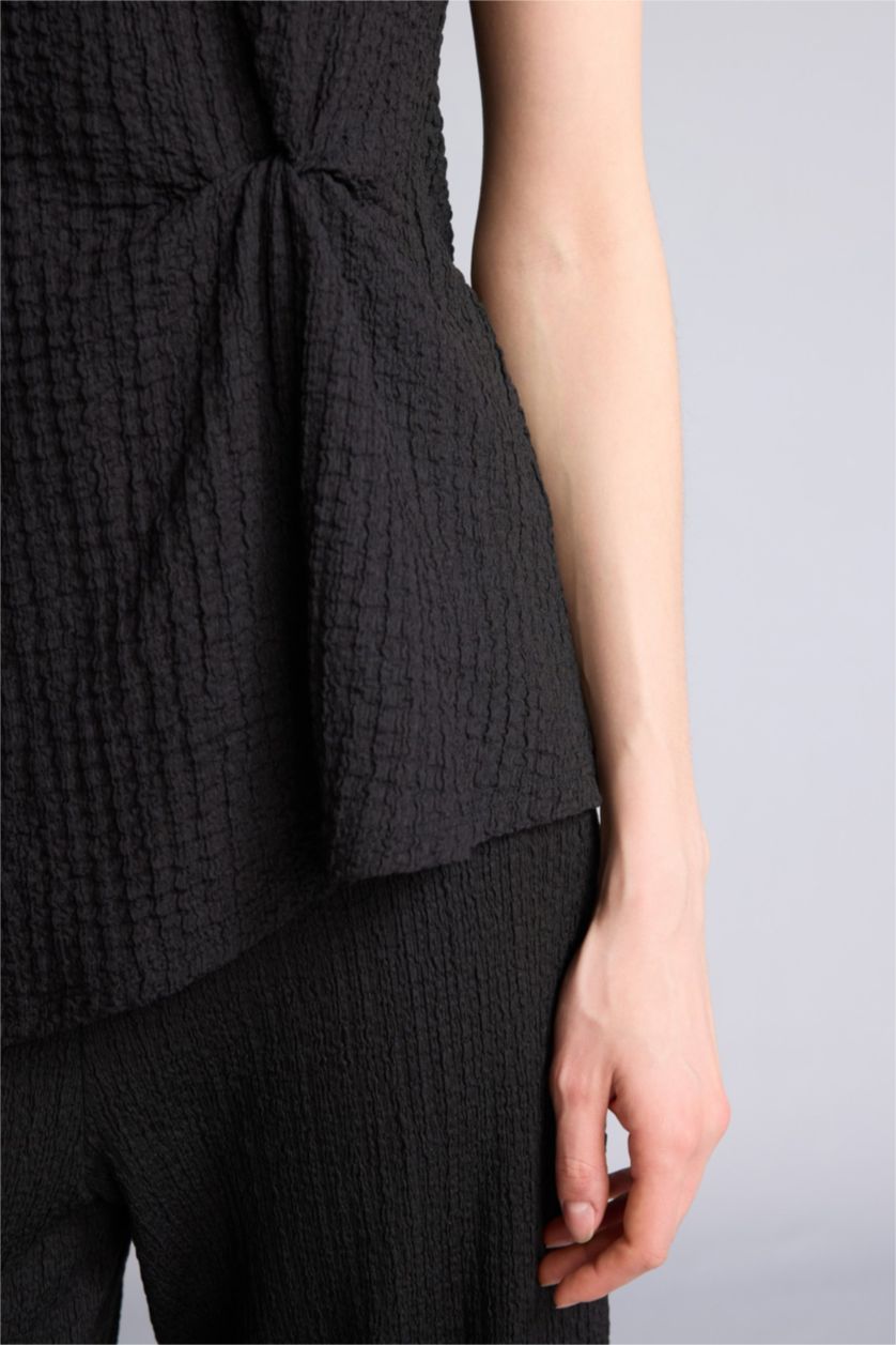 Kadın Siyah Asimetrik Bürümcük Kısa Kollu Tişört