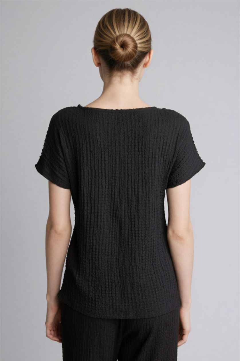 Kadın Siyah Asimetrik Bürümcük Kısa Kollu Tişört