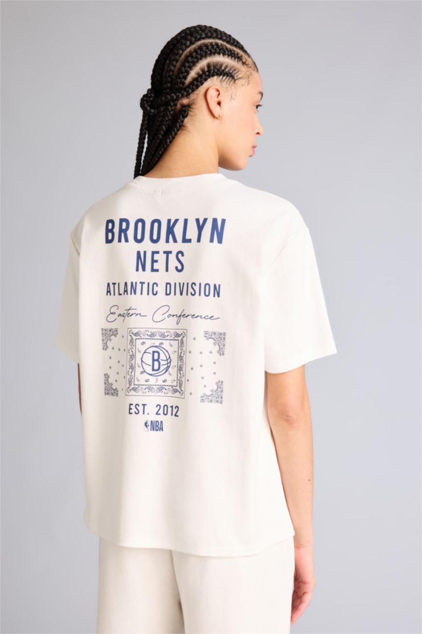 WOMAN Ecru Relax Fit Short Sleeved NBA Brooklyn Nets T-Shirt