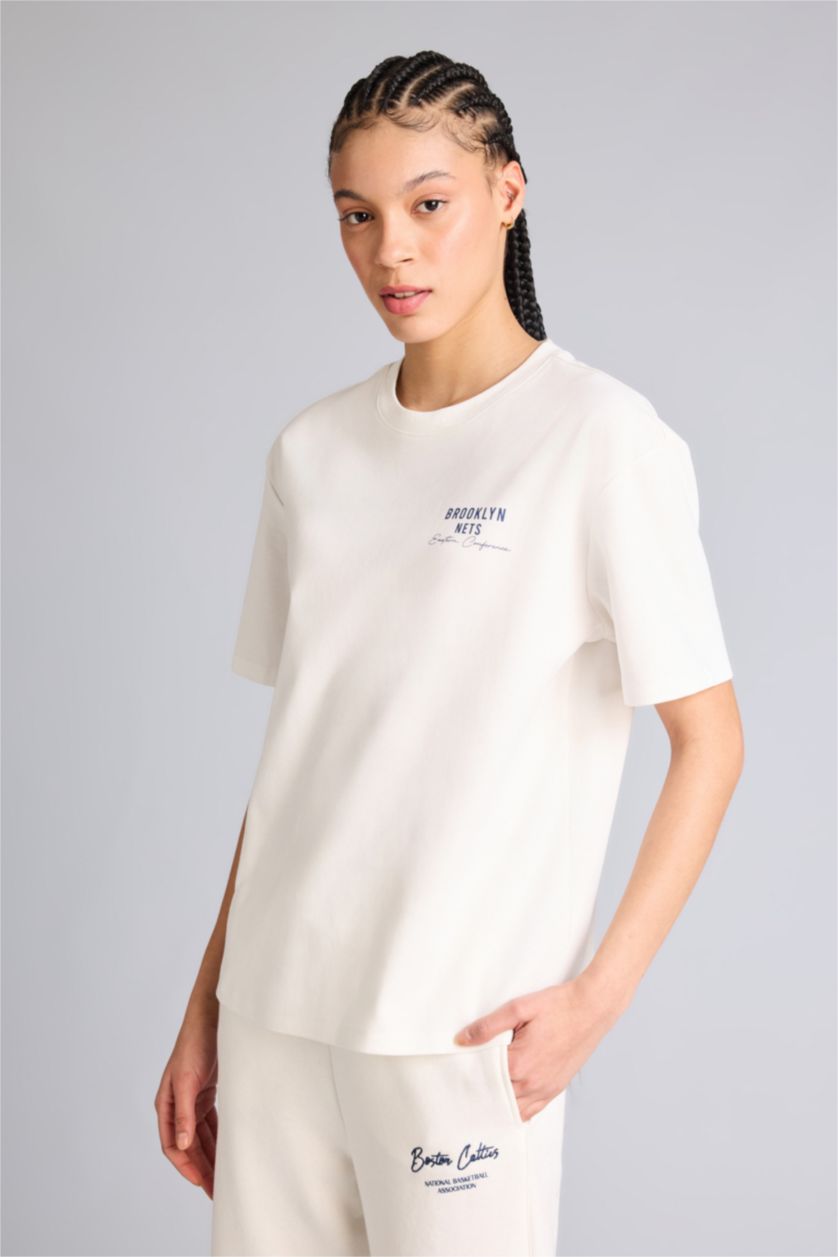 WOMAN Ecru Relax Fit Short Sleeved NBA Brooklyn Nets T-Shirt