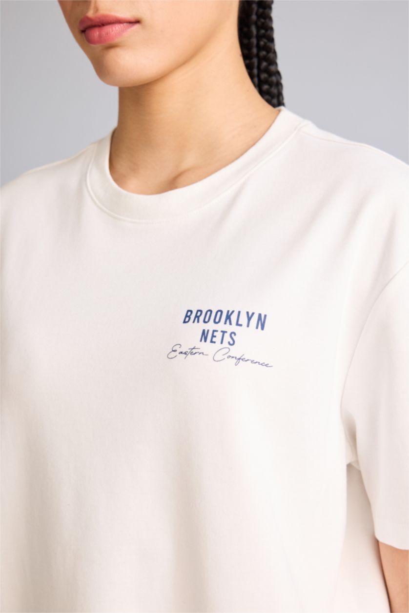 WOMAN Ecru Relax Fit Short Sleeved NBA Brooklyn Nets T-Shirt