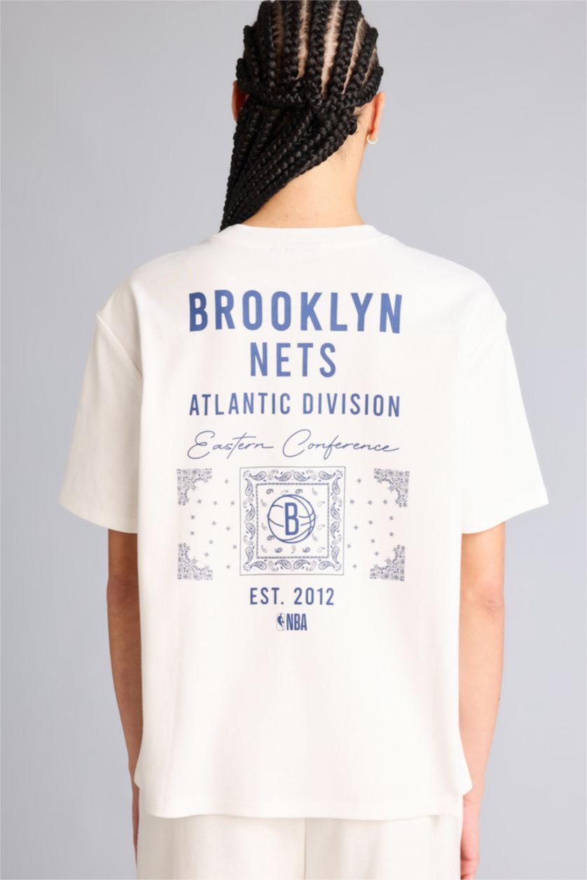 WOMAN Ecru Relax Fit Short Sleeved NBA Brooklyn Nets T-Shirt