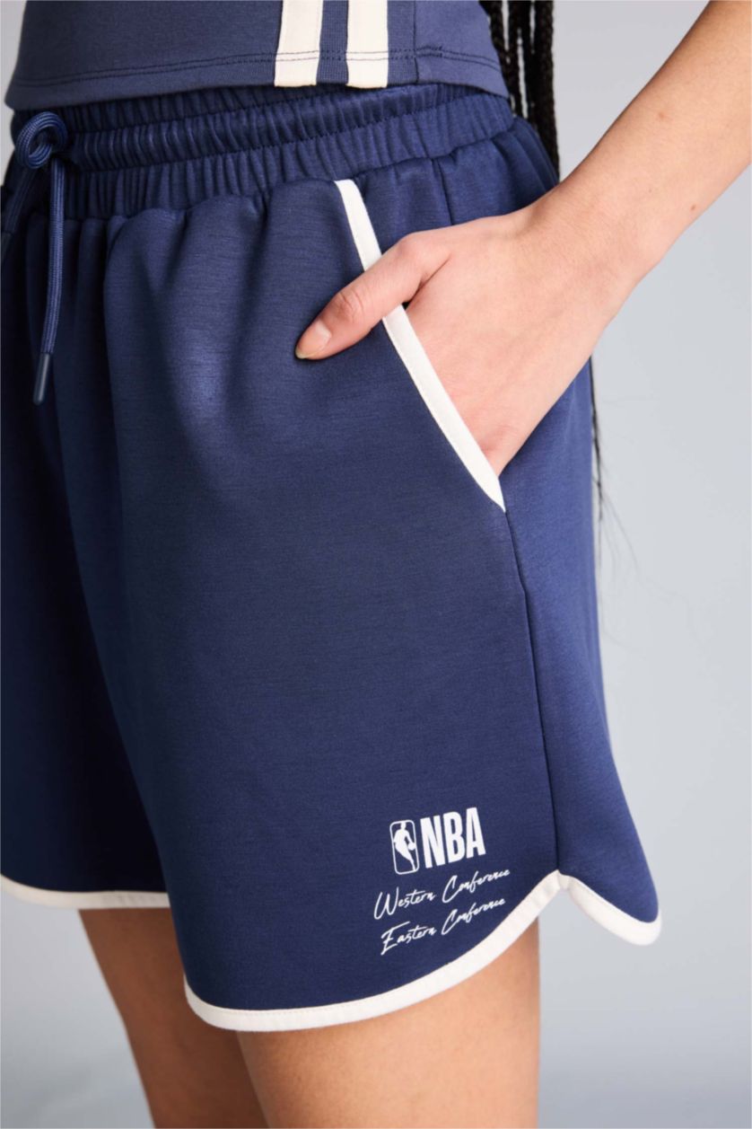 FEMME Indigo Short de sport NBA Wordmark court en tissu scuba Coupe régulière