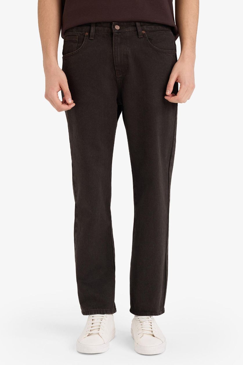 رجال بني بنطرون جينز قصة مستقيمة ورجل عادي