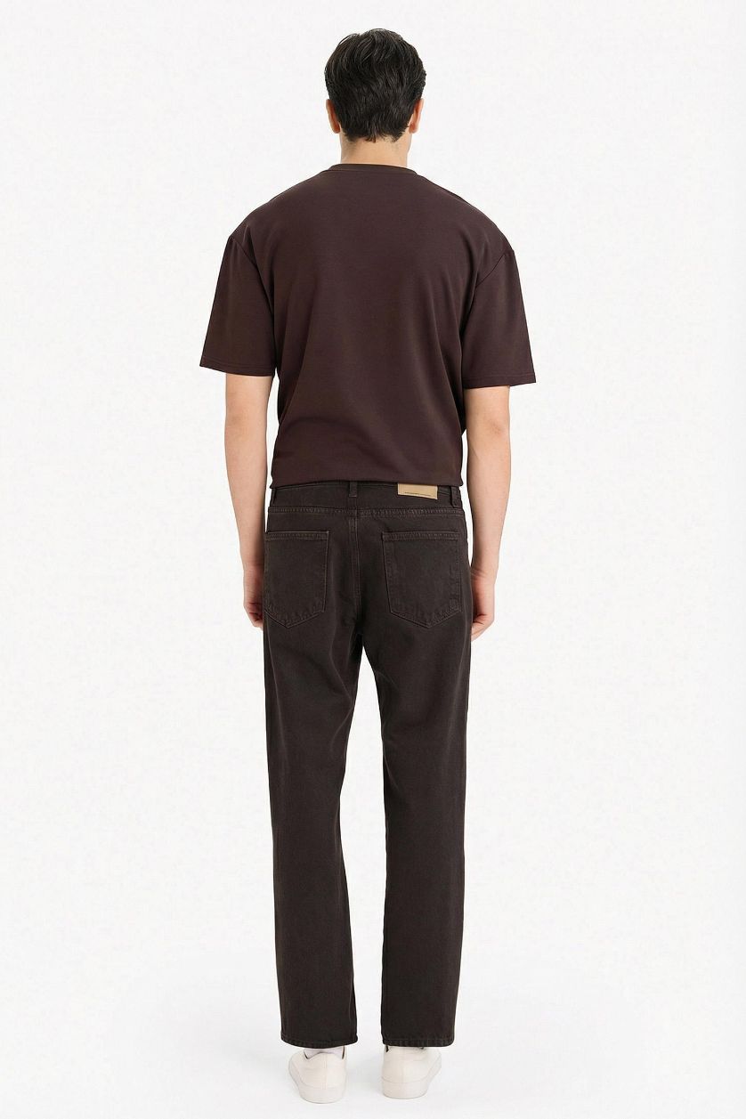 رجال بني بنطرون جينز قصة مستقيمة ورجل عادي