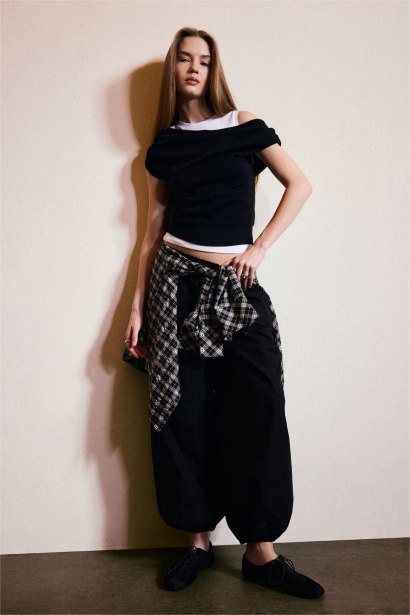 Woman Black Balloon Fit Double Pocket Poplin Trousers