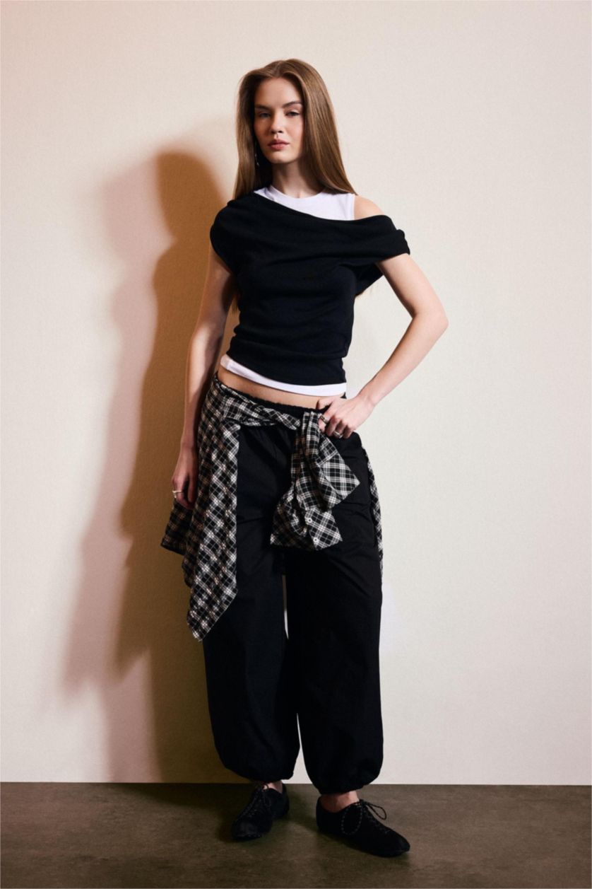 Woman Black Balloon Fit Double Pocket Poplin Trousers