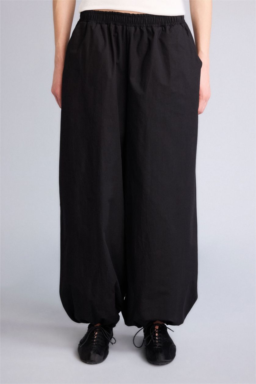 Woman Black Balloon Fit Double Pocket Poplin Trousers