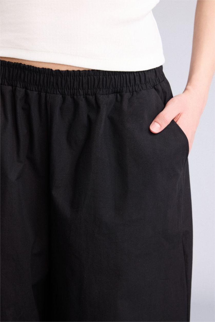 Woman Black Balloon Fit Double Pocket Poplin Trousers