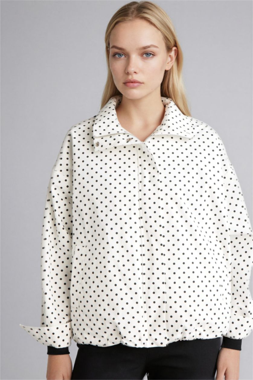 Kadın Beyaz Puantiyeli Hakim Yaka Tafta Poplin Ceket