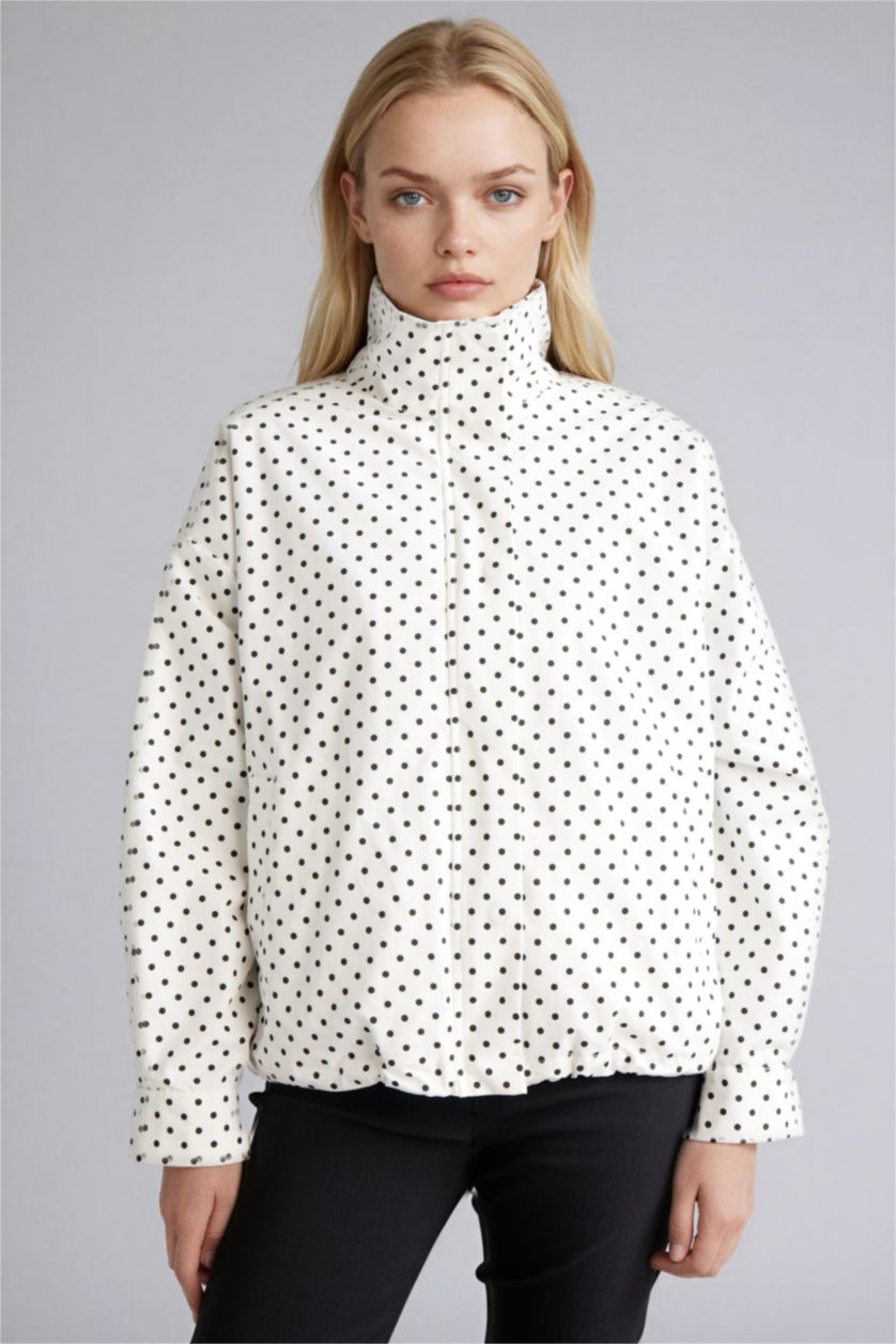 Kadın Beyaz Puantiyeli Hakim Yaka Tafta Poplin Ceket