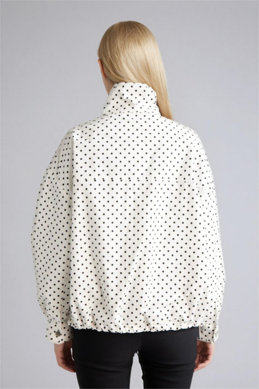 Kadın Beyaz Puantiyeli Hakim Yaka Tafta Poplin Ceket
