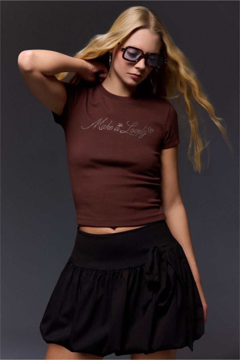 نساء بني تيشيرت نص ردن مخصر وياخة مستديرة