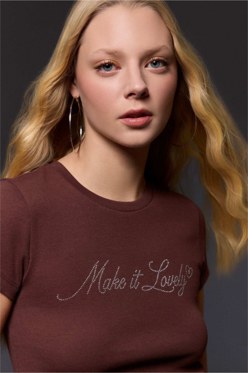 نساء بني تيشيرت نص ردن مخصر وياخة مستديرة