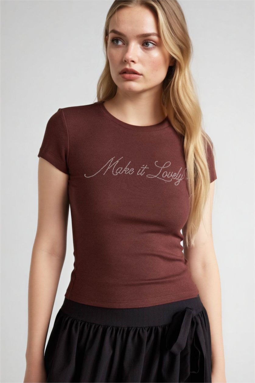 نساء بني تيشيرت نص ردن مخصر وياخة مستديرة