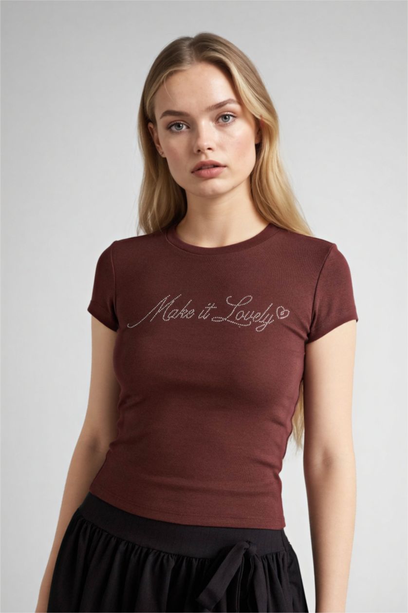 نساء بني تيشيرت نص ردن مخصر وياخة مستديرة