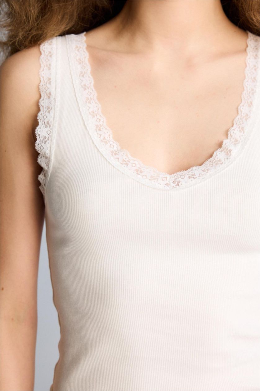 Woman White Slim Fit Camisole U Collar Tank Top