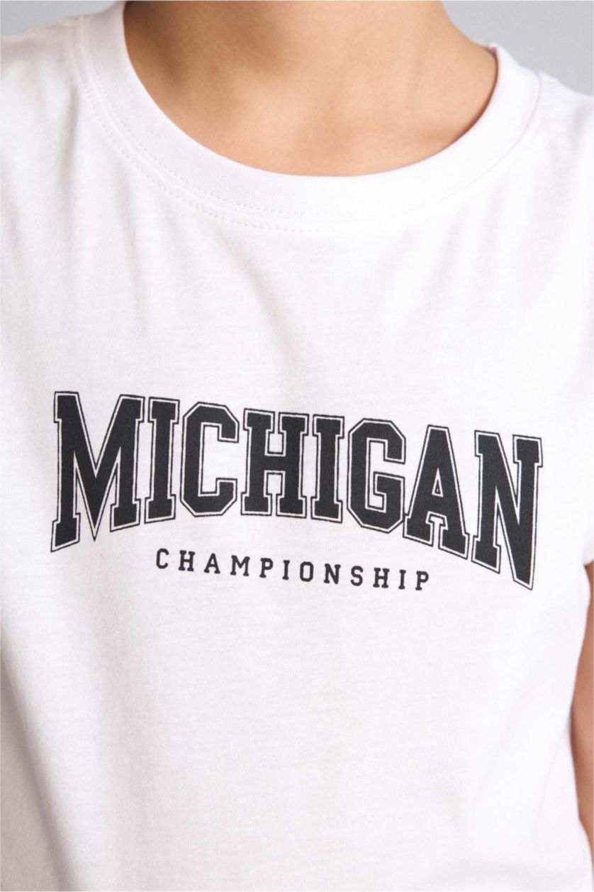 BOYS & TEENS White تانك توب اولادي بطبعة شعار قصة عادية برقبة مستديرة