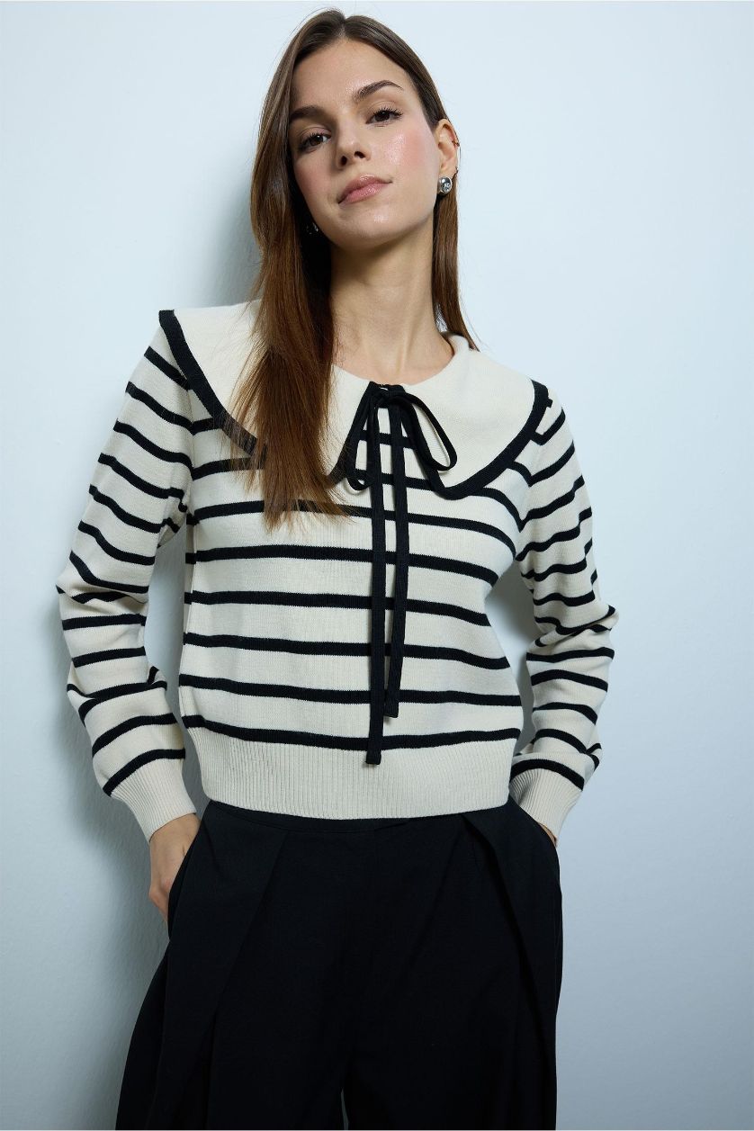 Kadın Kırık Beyaz Slım Fit Çizgili Kazak