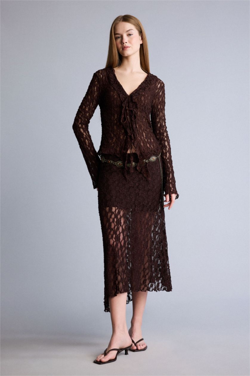 WOMAN Brown بلوزة كم طويل دانتيل سليم فيت بياقة V