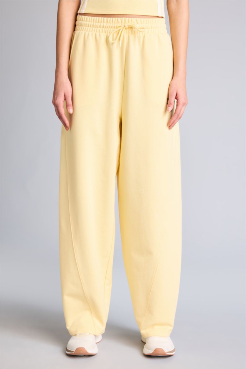 Женщины Светло-желтый Спортивные брюки Airtech NBA Boston Celtics Barrel Fit с карманами и стандартными штанинами