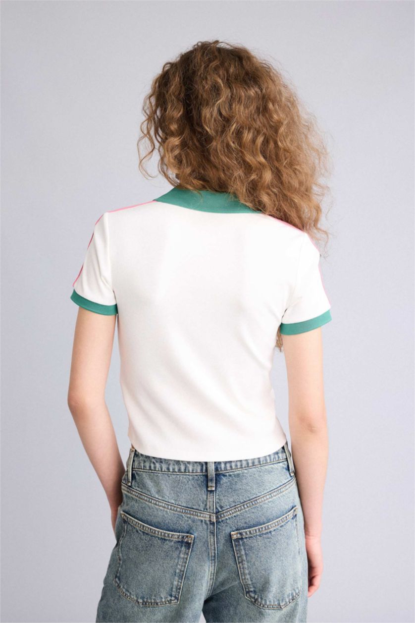 حريمي اوف وايت تيشيرت نص كم مخصر بياقة V