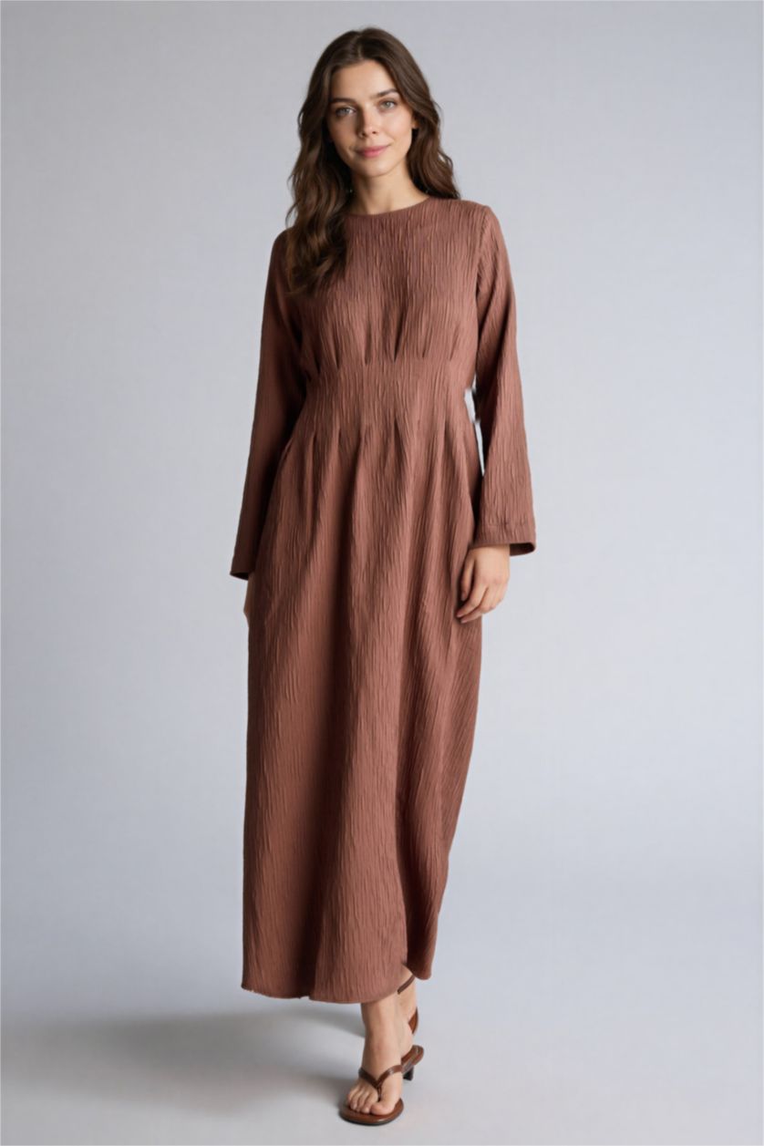 حريمي بني فستان بكم من قماش كرنكيل بياقة مستديرة