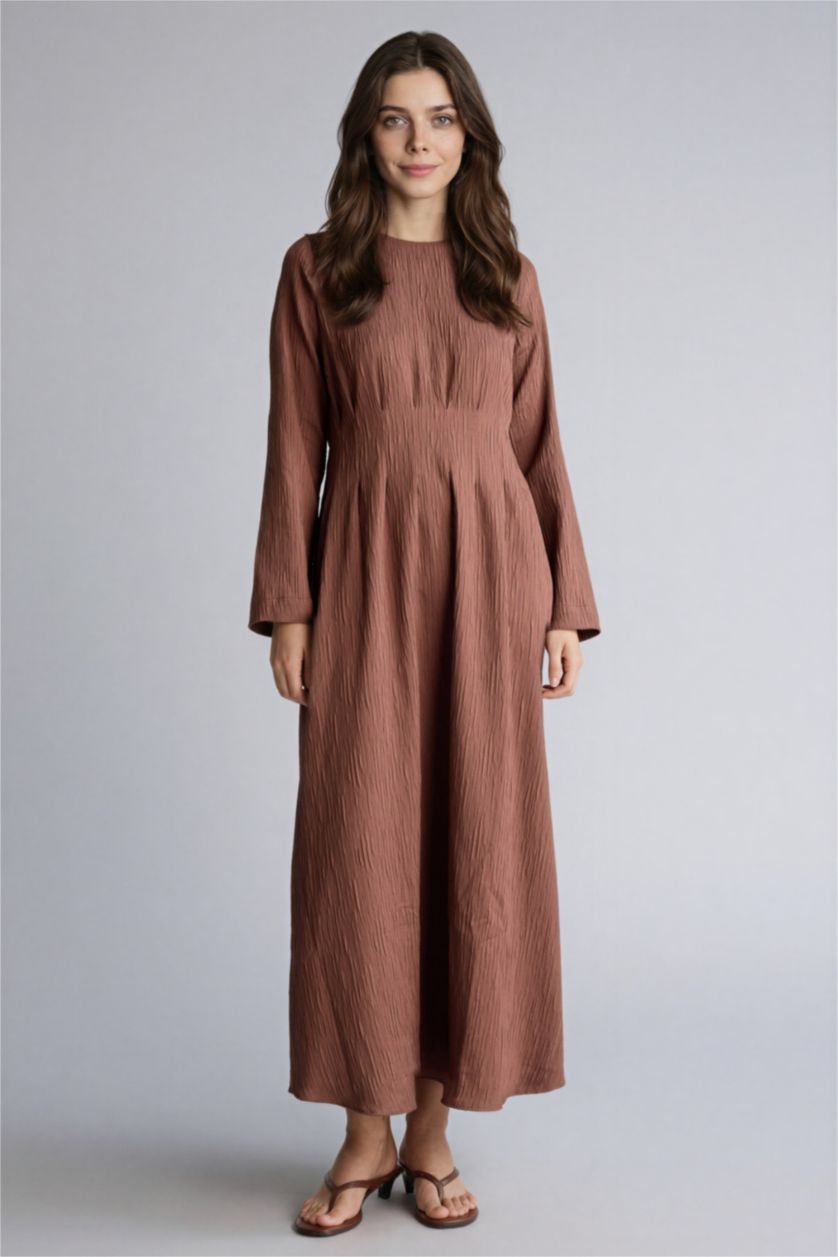 حريمي بني فستان بكم من قماش كرنكيل بياقة مستديرة